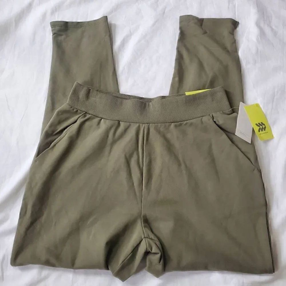 NWT All in Motion green highrise taper pant Medium
